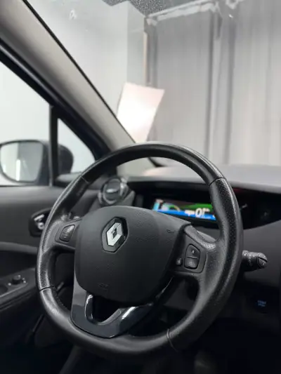 Renault Zoe 2019 - 10500 EUR, 130000 km - AUTO.MOTO.pt - 130000km - foto 13 de 18