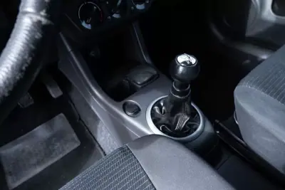 Suzuki Swift 2010 - 3999 EUR, 260000 km - AUTO.MOTO.pt - 260000km - foto 13 de 16