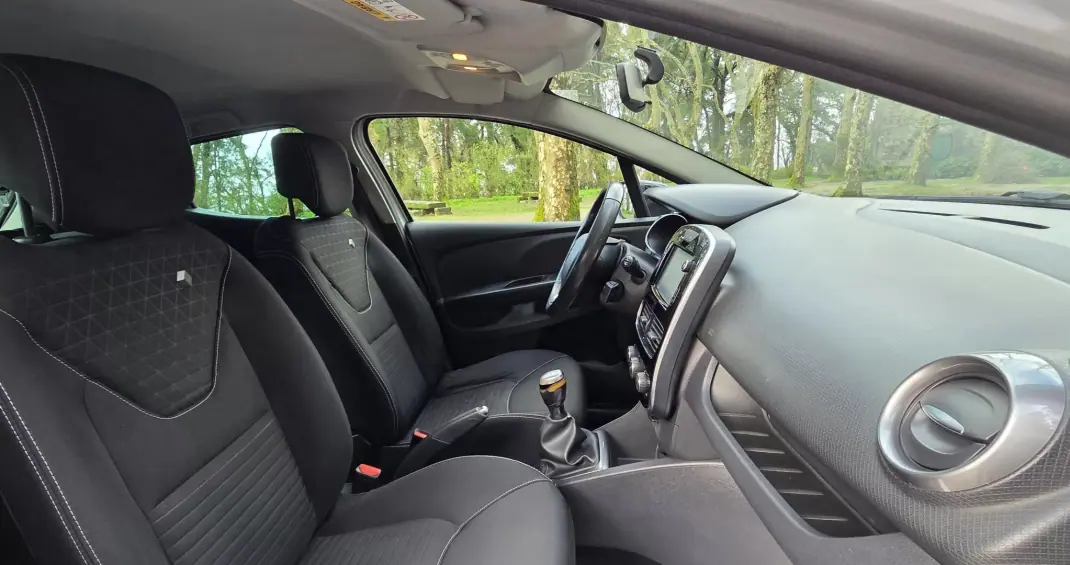 Renault Clio 2017 - 10950 EUR, 114000 km - AUTO.MOTO.pt - 114000km - foto 14 de 19