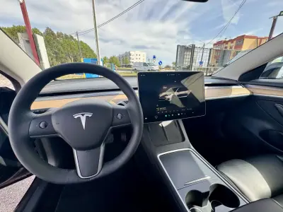 Tesla Model 3 2022 - 28690 EUR, 82305 km - AUTO.MOTO.pt - 82305km - foto 18 de 31