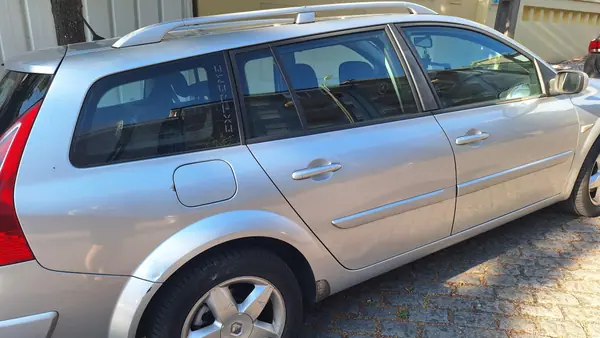 Renault Mégane 2007 - 2000 EUR, 318000 km - AUTO.MOTO.pt - 318000km - foto 7 de 9
