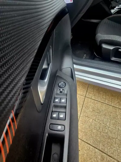 Peugeot e-208 2020 - 15750 EUR, 56000 km - AUTO.MOTO.pt - 56000km - foto 12 de 41