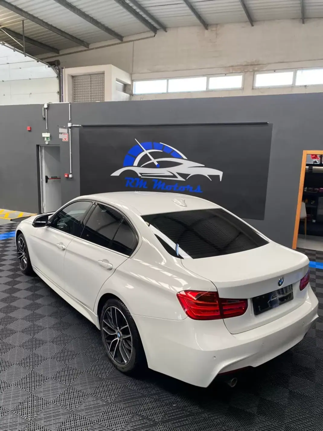 BMW 320 2015 - 14490 EUR, 252230 km - AUTO.MOTO.pt - 252230km - foto 5 de 10