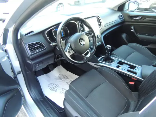 Renault Mégane Break 2018 - 15500 EUR, 156500 km - AUTO.MOTO.pt - 156500km - foto 7 de 15