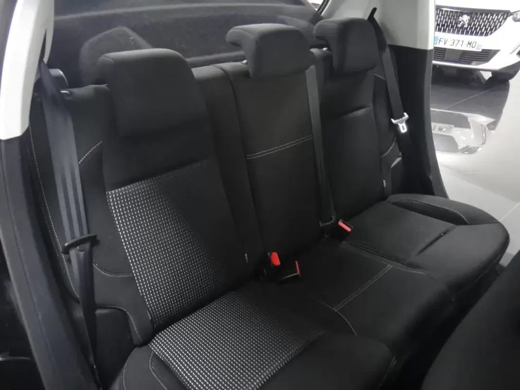 Peugeot 208 2018 - 8900 EUR, 82000 km - AUTO.MOTO.pt - 82000km - foto 15 de 23