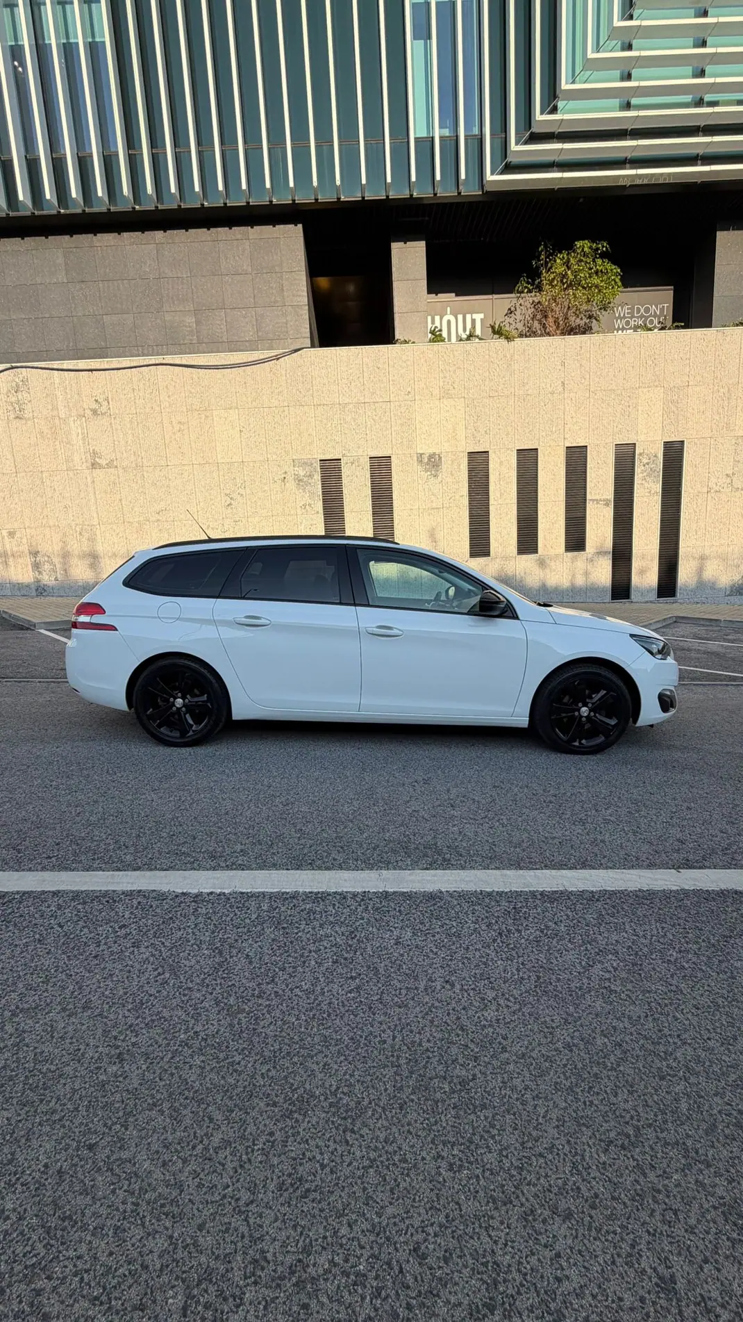 Peugeot 308 SW 2015 - 8000 EUR, 136000 km - AUTO.MOTO.pt - 136000km - foto 10 de 10