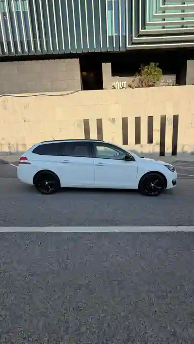 Peugeot 308 SW 2015 - 8000 EUR, 136000 km - AUTO.MOTO.pt - 136000km - foto 10 de 10