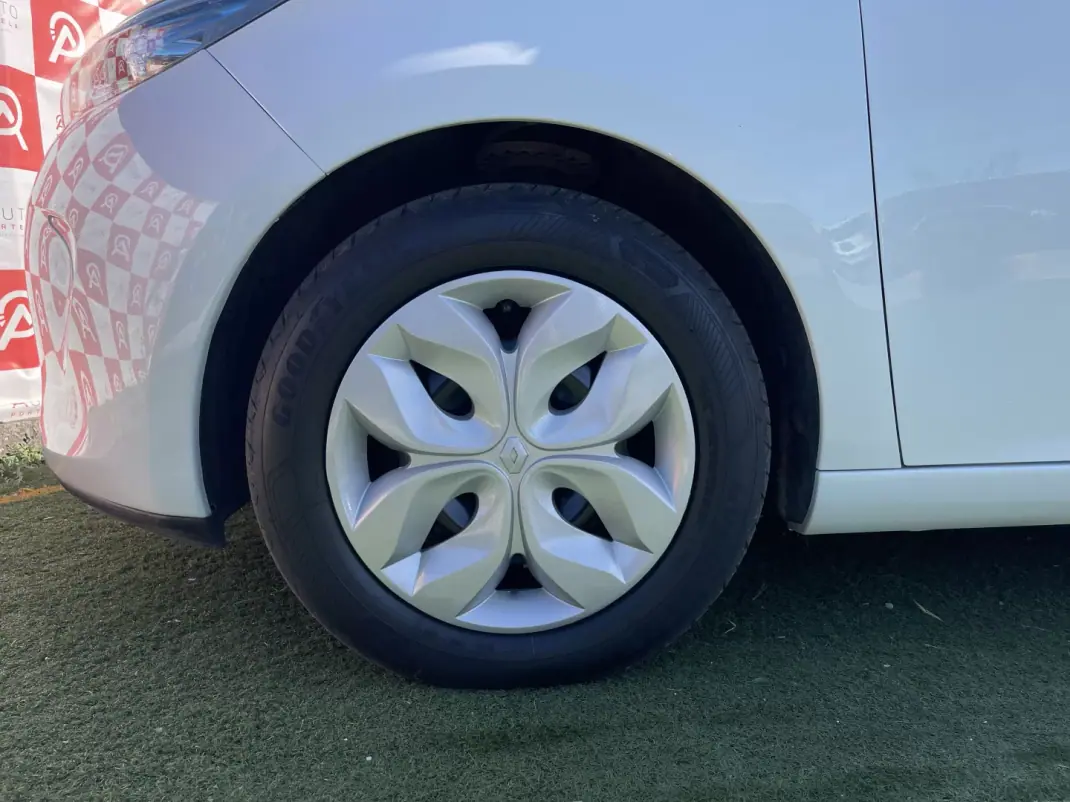 Renault Zoe 2018 - 11490 EUR, 75380 km - AUTO.MOTO.pt - 75380km - foto 5 de 19