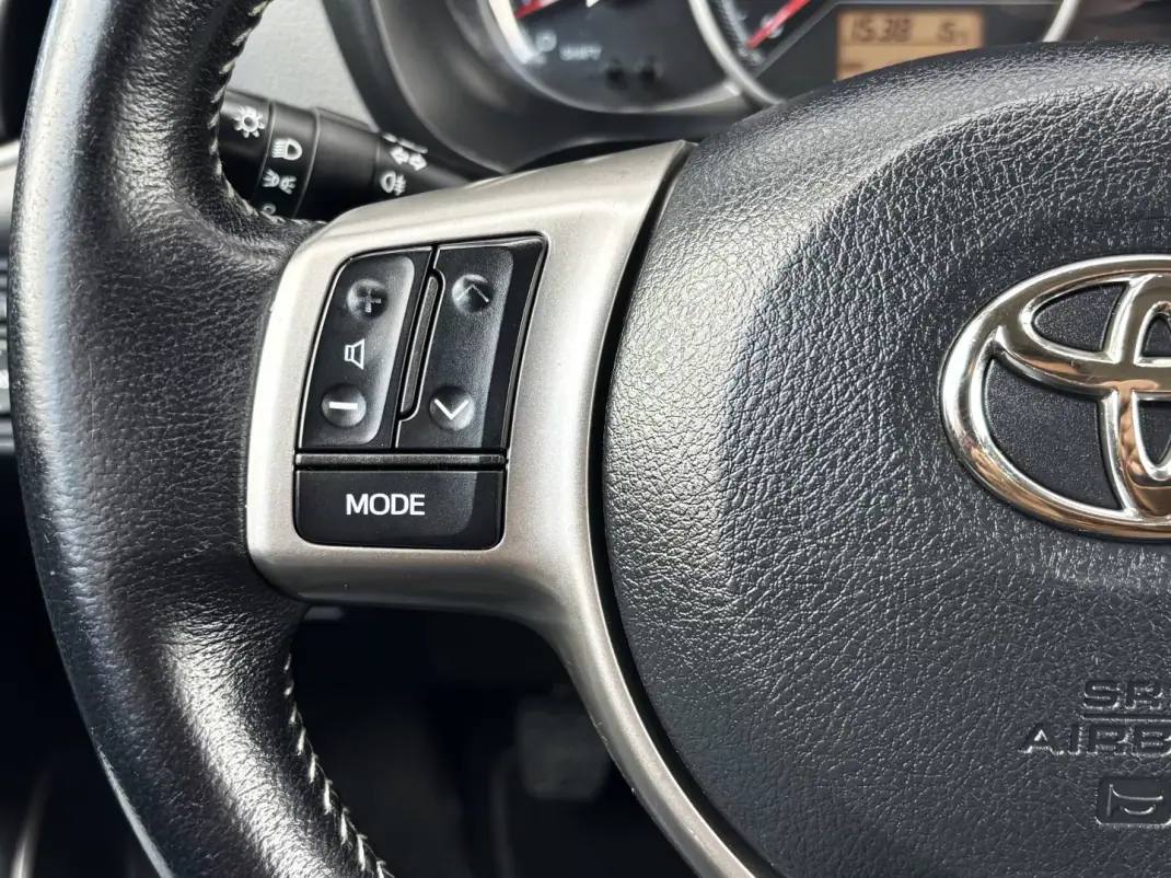 Toyota Yaris 2016 - 13500 EUR, 135000 km - AUTO.MOTO.pt - 135000km - foto 19 de 35