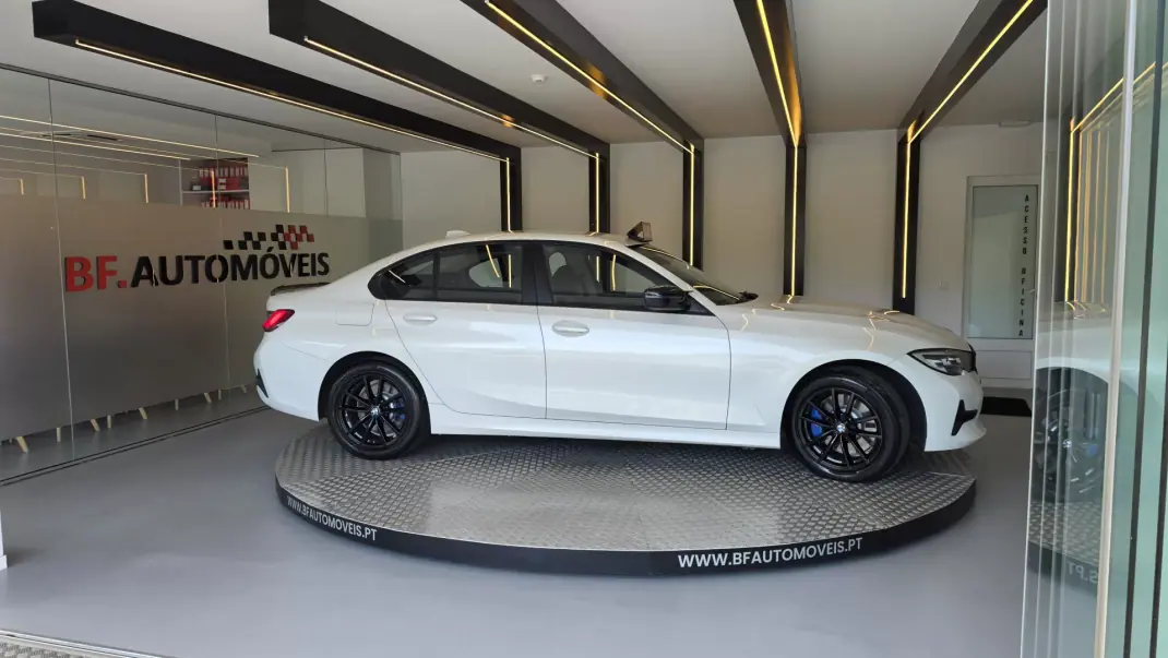 BMW 330 2019 - 22900 EUR, 111028 km - AUTO.MOTO.pt - 111028km - foto 8 de 54