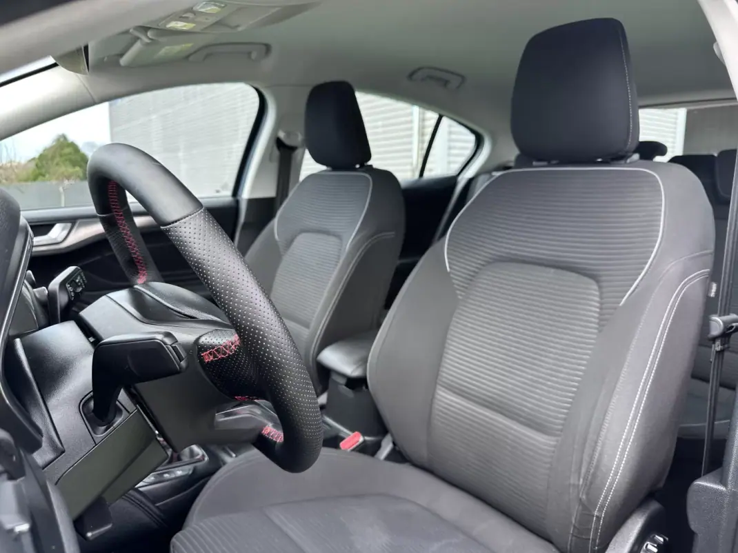 Ford Focus 2018 - 10900 EUR, 100000 km - AUTO.MOTO.pt - 100000km - foto 41 de 56