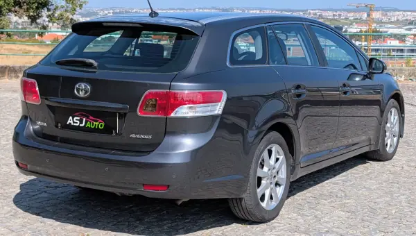 Toyota Avensis SW 2010 - 6900 EUR, 274056 km - AUTO.MOTO.pt - 274056km - foto 6 de 21