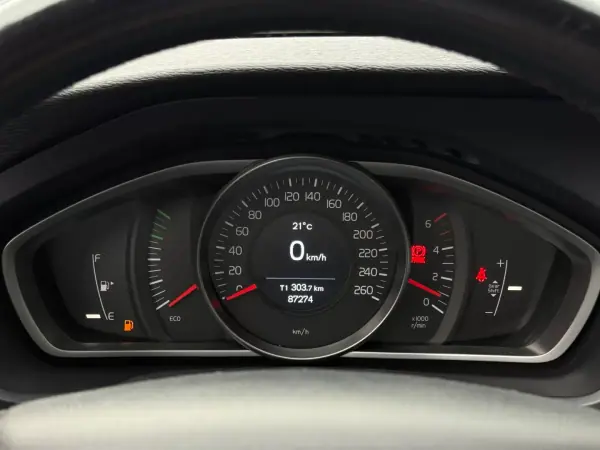 Volvo V40 2018 - 16850 EUR, 87000 km - AUTO.MOTO.pt - 87000km - foto 13 de 16