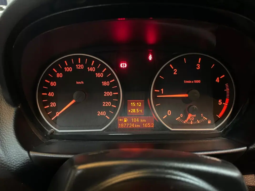 BMW 118 2012 - 12950 EUR, 187724 km - 187724km - foto 8 de 17