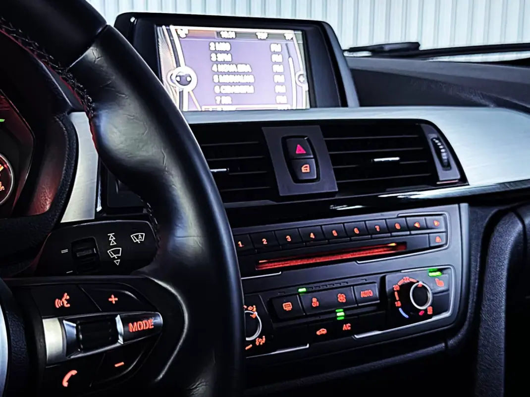 BMW 318 2013 - 16990 EUR, 249800 km - AUTO.MOTO.pt - 249800km - foto 27 de 38