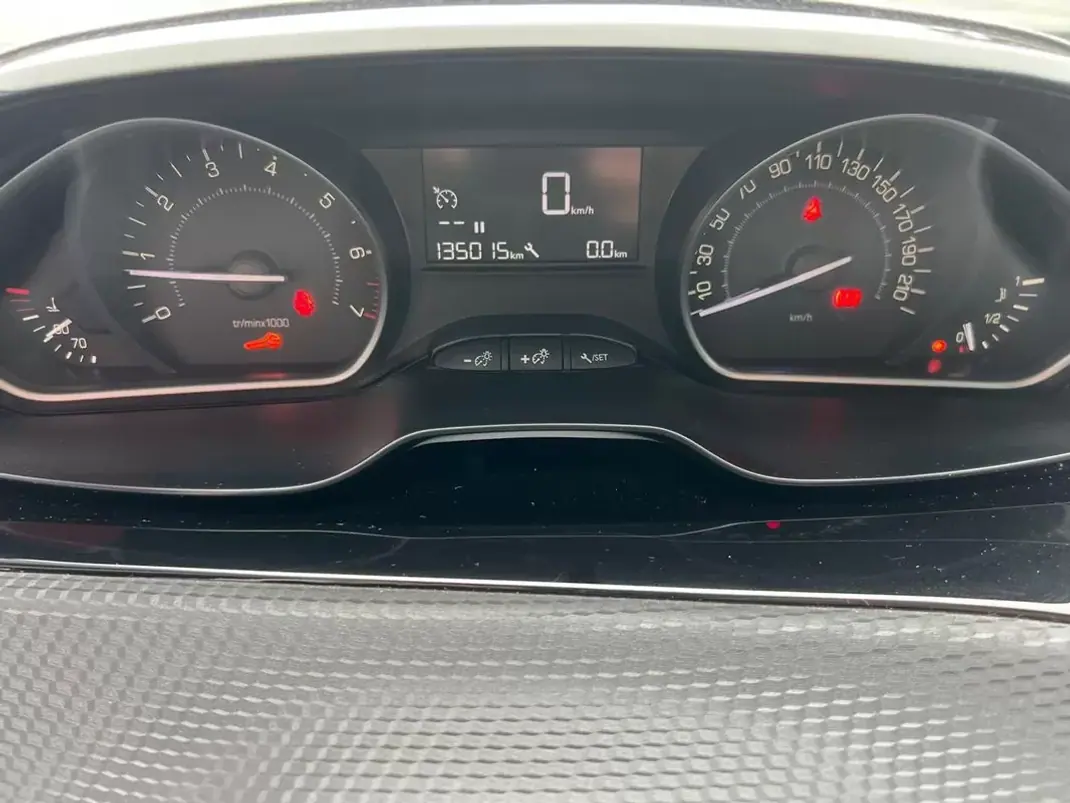 Peugeot 208 2019 - 7990 EUR, 135015 km - AUTO.MOTO.pt - 135015km - foto 7 de 12