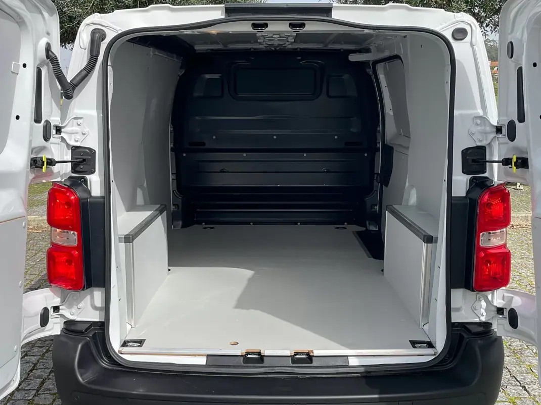 Opel COMBO 2022 - 17450 EUR, 123000 km - AUTO.MOTO.pt - 123000km - foto 22 de 37