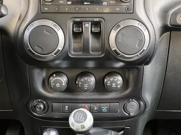 Jeep Wrangler 2014 - 39990 EUR, 115000 km - AUTO.MOTO.pt - 115000km - foto 12 de 54