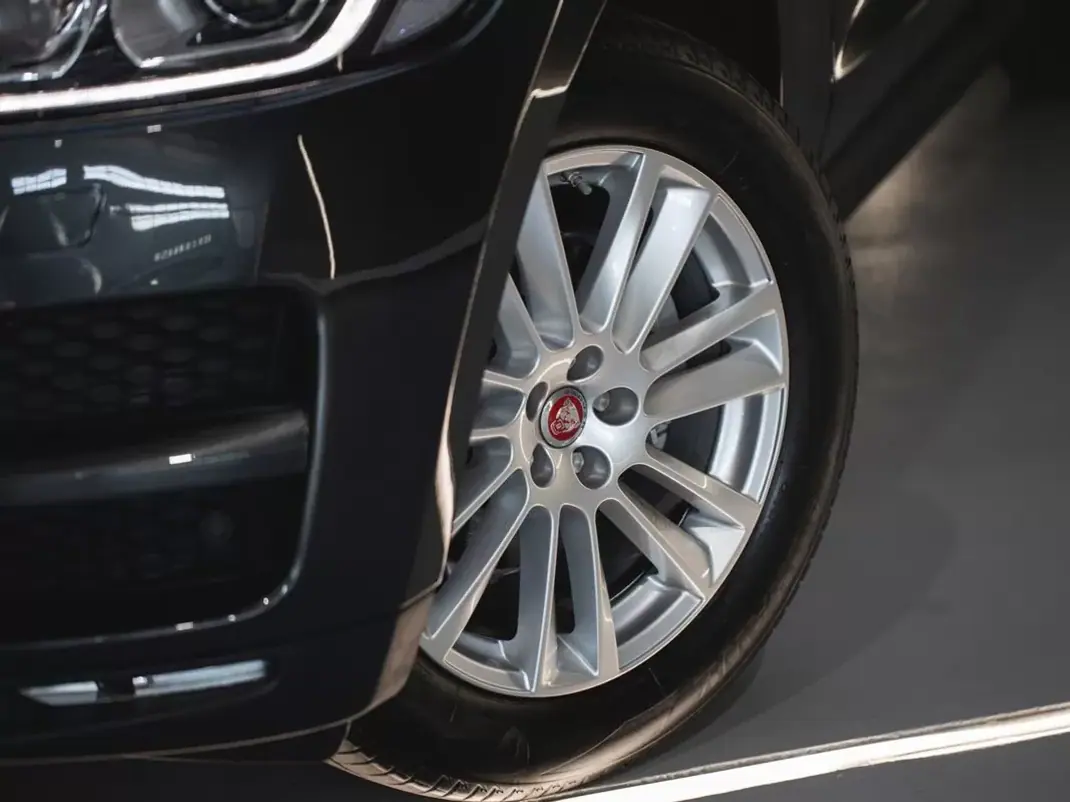 Jaguar F-Pace 2018 - 21490 EUR, 97465 km - 97465km - foto 8 de 26