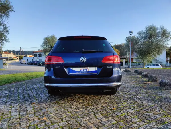 Volkswagen Passat Variant 2011 - 10750 EUR, 213000 km - AUTO.MOTO.pt - 213000km - foto 5 de 7