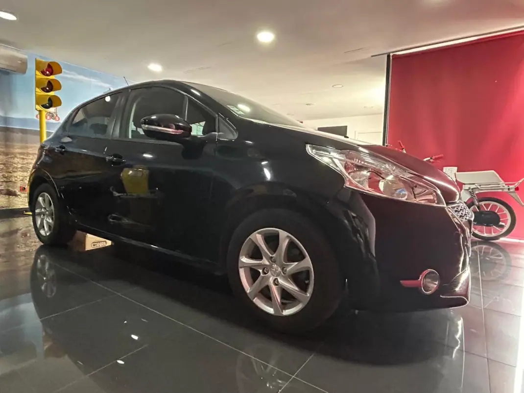 Peugeot 208 2014 - 8500 EUR, 125429 km - AUTO.MOTO.pt - 125429km - foto 6 de 17