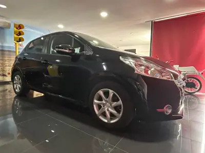 Peugeot 208 2014 - 8500 EUR, 125429 km - AUTO.MOTO.pt - 125429km - foto 6 de 17