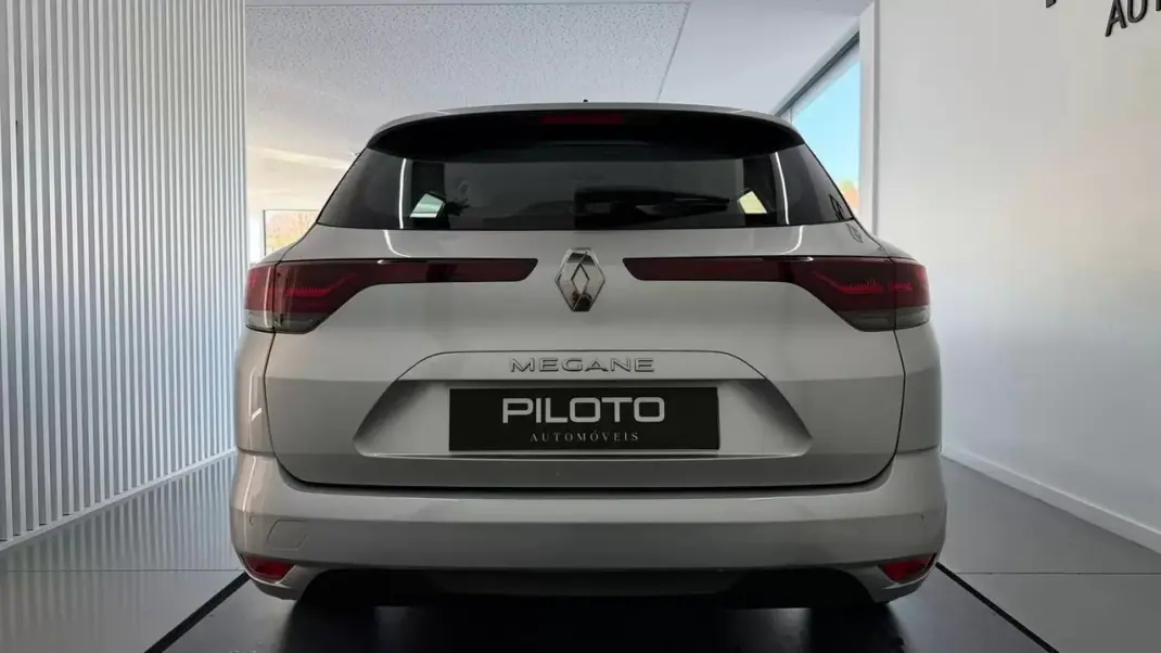 Renault Mégane Sport Tourer 2020 - 13990 EUR, 137993 km - AUTO.MOTO.pt - 137993km - foto 9 de 32
