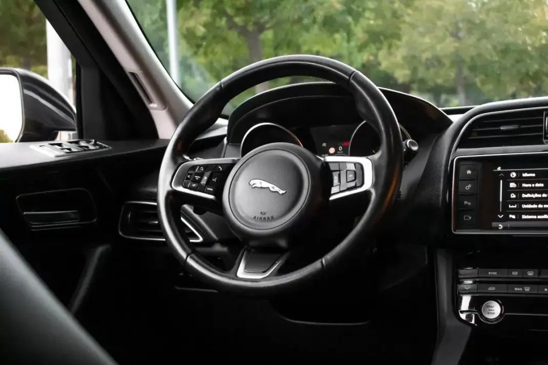 Jaguar F-Pace 2018 - 22990 EUR, 155156 km - 155156km - foto 34 de 48