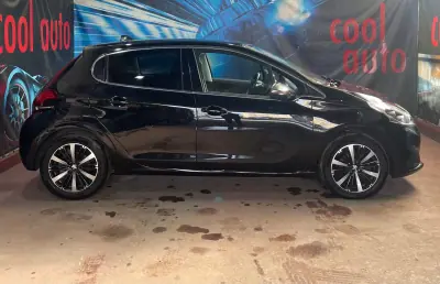 Peugeot 208 2018 - 8899 EUR, 106000 km - AUTO.MOTO.pt - 106000km - foto 4 de 42