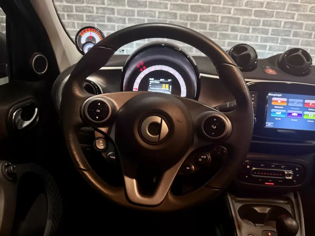 Smart ForFour 2018 - 11990 EUR, 58000 km - AUTO.MOTO.pt - 58000km - foto 17 de 18