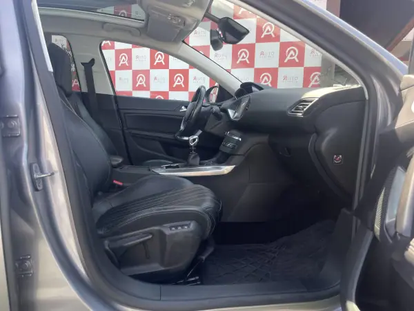 Peugeot 308 2014 - 12490 EUR, 143165 km - AUTO.MOTO.pt - 143165km - foto 14 de 22