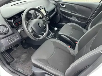 Renault Clio 2017 - 12500 EUR, 142000 km - AUTO.MOTO.pt - 142000km - foto 5 de 10