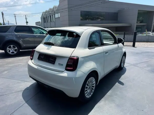 Fiat 500e 2022 - 17000 EUR, 8900 km - AUTO.MOTO.pt - 8900km - foto 3 de 12