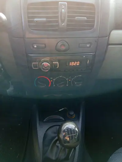 Renault Clio 2002 - 2499 EUR, 222699 km - AUTO.MOTO.pt - 222699km - foto 8 de 9