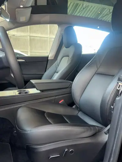Tesla Model Y 2023 - 32900 EUR, 160000 km - 160000km - foto 8 de 9