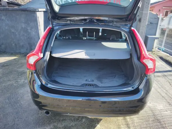 Volvo V60 2014 - 12900 EUR, 172000 km - AUTO.MOTO.pt - 172000km - foto 22 de 24