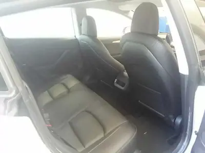 Tesla Model 3 2023 - 30900 EUR, 84802 km - foto 4 de 13
