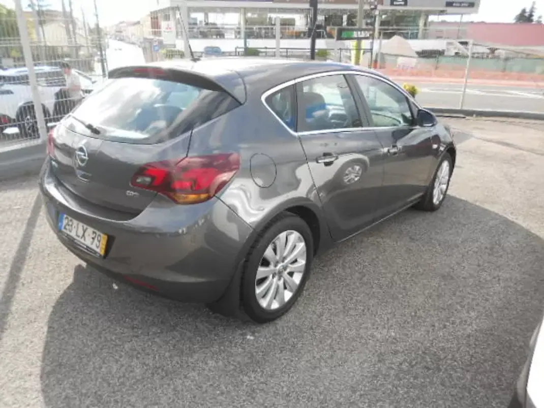 Opel Astra 2011 - 7900 EUR, 213201 km - AUTO.MOTO.pt - 213201km - foto 5 de 11