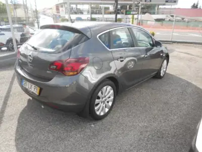 Opel Astra 2011 - 7900 EUR, 213201 km - AUTO.MOTO.pt - 213201km - foto 5 de 11