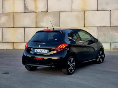 Peugeot 208 2015 - 9900 EUR, 149890 km - 149890km - foto 2 de 8