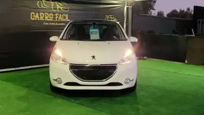 Peugeot 208 2014 - 7990 EUR, 148000 km - AUTO.MOTO.pt - 148000km - foto 4 de 15