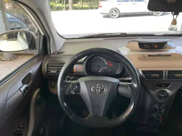 Toyota iQ 2009 - 7500 EUR, 123054 km - AUTO.MOTO.pt - 123054km - foto 9 de 22