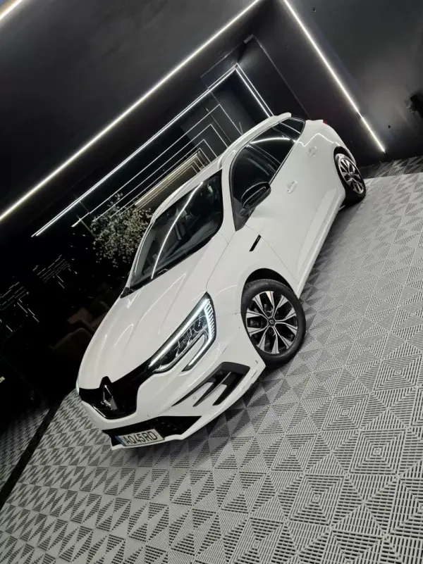 Renault Mégane Sport Tourer 2022 - 15750 EUR, 128121 km - AUTO.MOTO.pt - 128121km - foto 4 de 18