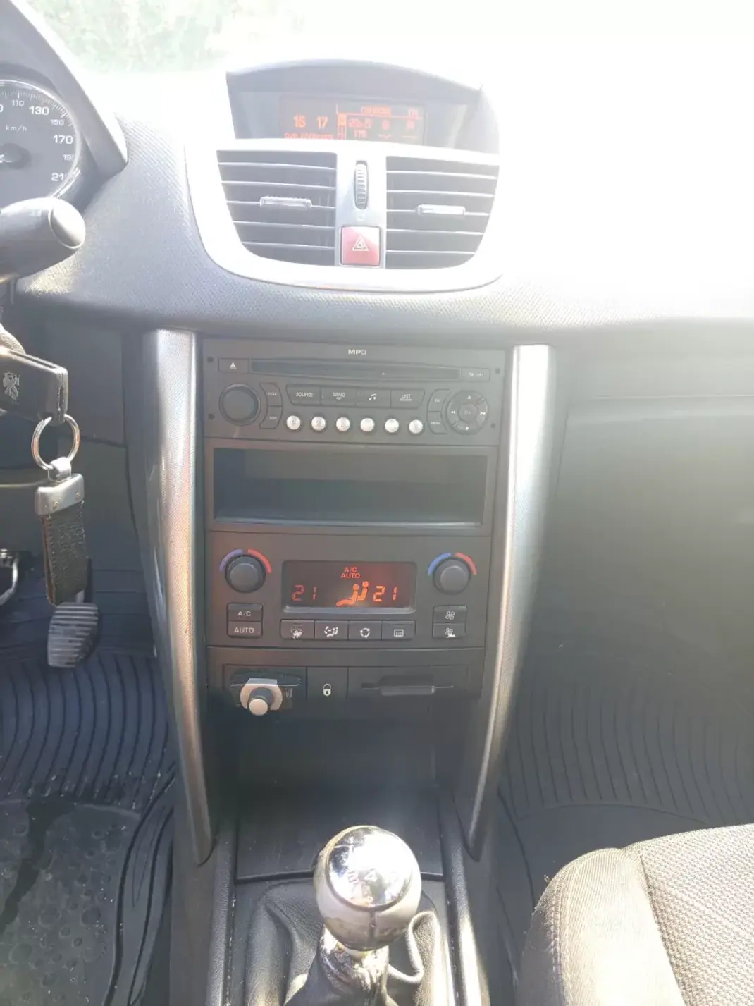 Peugeot 207 2007 - 4990 EUR, 254878 km - 254878km - foto 9 de 10