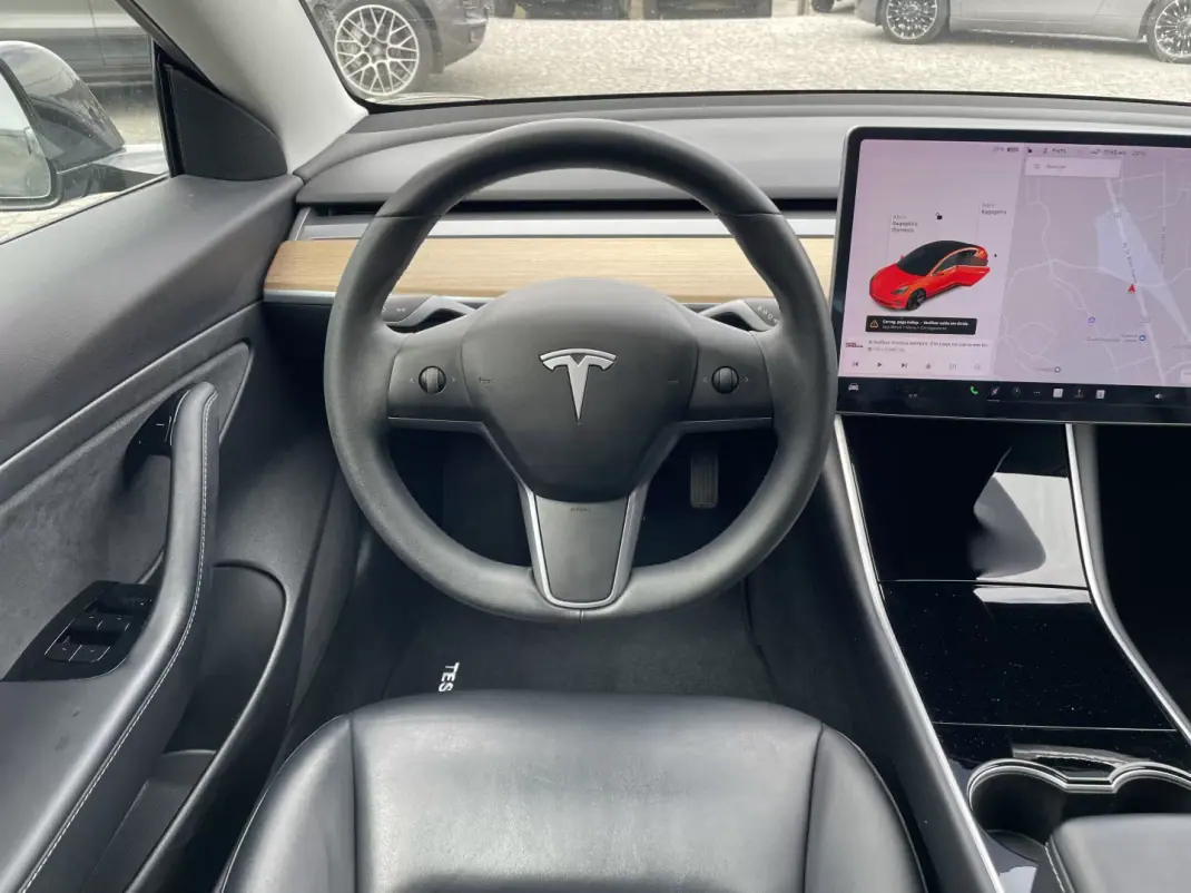 Tesla Model 3 2019 - 22995 EUR, 126801 km - AUTO.MOTO.pt - 126801km - foto 4 de 40