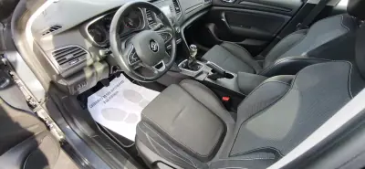 Renault Mégane Sport Tourer 2019 - 14990 EUR, 97355 km - AUTO.MOTO.pt - 97355km - foto 4 de 5