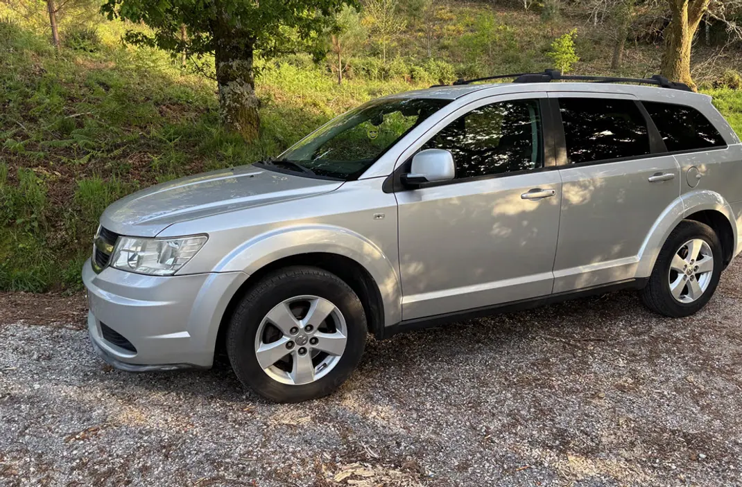 Dodge Journey 2010 - 7500 EUR, 212500 km - AUTO.MOTO.pt - 212500km - foto 4 de 10