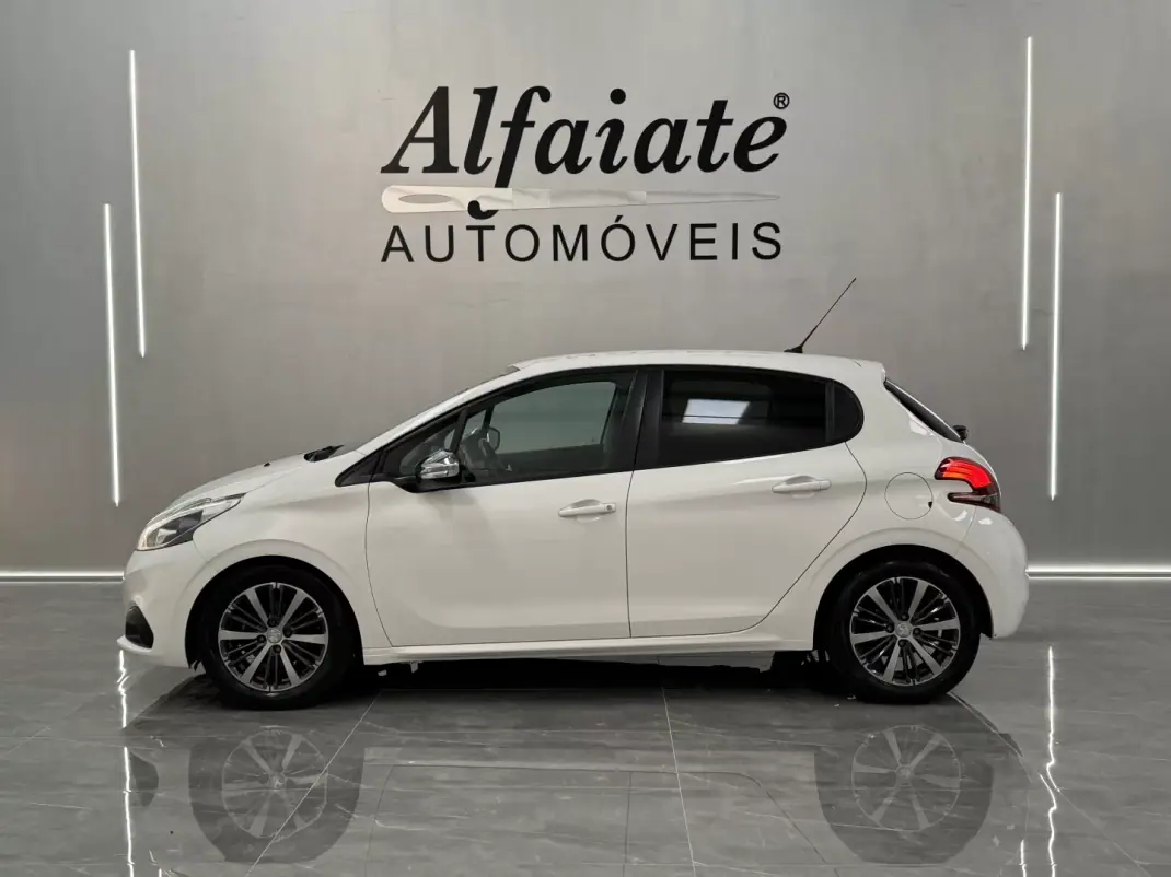 Peugeot 208 2019 - 12490 EUR, 105000 km - AUTO.MOTO.pt - 105000km - foto 4 de 6