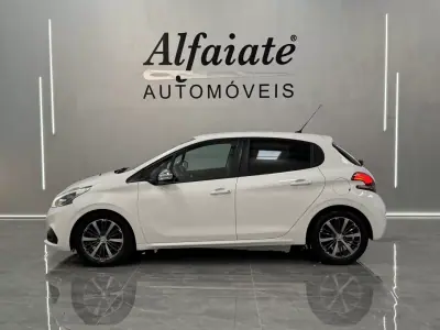 Peugeot 208 2019 - 12490 EUR, 105000 km - AUTO.MOTO.pt - 105000km - foto 4 de 6