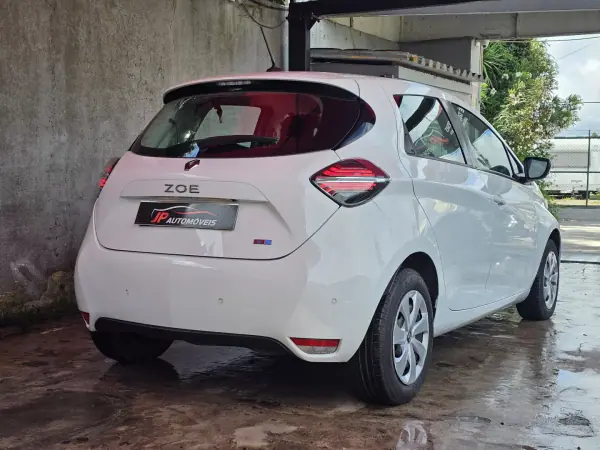 Renault Zoe 2021 - 13750 EUR, 97000 km - AUTO.MOTO.pt - 97000km - foto 17 de 20